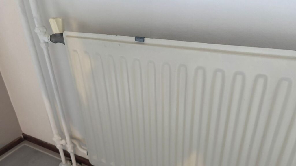 Waar zit het ontluchtingsventiel van een radiator?